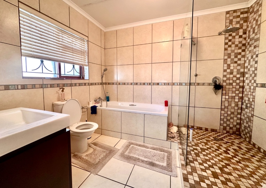 4 Bedroom Property for Sale in Glen Barrie Western Cape